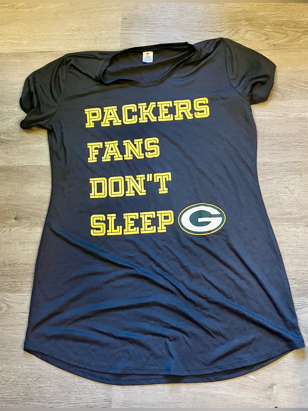Size large Women's Black 'Packers Fans Don't Sleep' Graphic Tee Sleeper Shirt